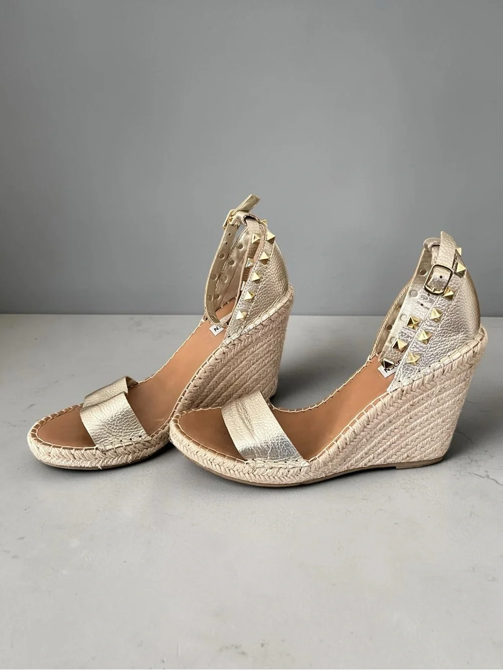 Steve Madden McKenna Gold Studded Espadrille Wedge Sandals Size 8